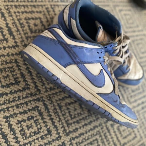 Nike low dunks  - Storlek 43 bra skick. Äkta. Köpte dom på footlocker 