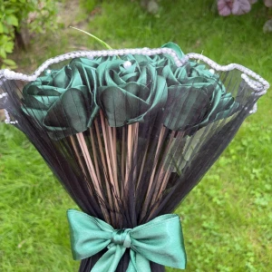 Handgjort grön färg - Rosbukett satin tyg