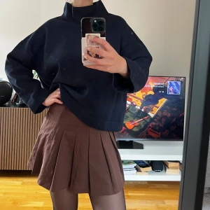 Weekday viskos sweatshirt - En tjocktröja i viskos(så att den blir ganska stel och får ett coolt utseende) från Weekday. Snygg färg och jättebra skick. 