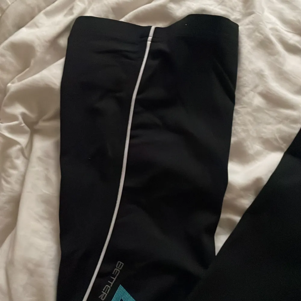 säljer svarta träningsbyxor i storlek S, kallas även för yoga pants o flare byxor samtidigt.. Sportswear.