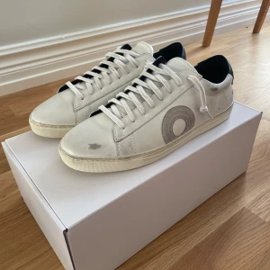 Oliver Cabell (HELT NYA) - Oliver Cabell skor helt oanvända då de va för små när jag köpte dem. Allt og ingår. Storlek 41 men passar även 42. Nya kostar ca 3500kr inkl frakt och tull från usa. Säljer för 2700kr men priset kan diskuteras vid snabb affär. 