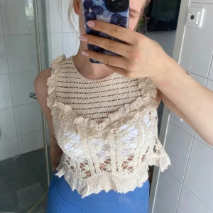Stickad topp - Stickad topp från zara, super söt men aldrig använd. 
