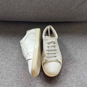 Yves Saint Laurent - Säljer ett par sköna ysl skor i storlek 42. Finns nån mindre cracking. Kvitto, orginalbox samt dustbag tillkommer vid köp.👌