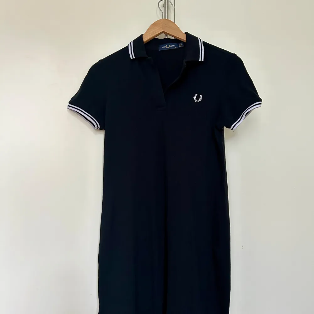 Supersnygg miniklänning från Fred Perry. Avslappnad och skön men med ett stilat intryck. Styla den sportigt, preppy eller punkigt, den funkar i alla lägen! Använd fåtal ggr och är som ny. . Mekot.