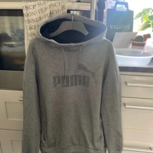Puma hoodie - Grå hoodie från Puma i nyskick. Med luva och ficka
