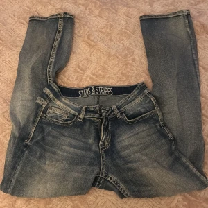 Low rise jean - Jätte fin lågmidjad jean från Uno jeans som jag köpte förra sommarn. Den har en mjuk och skön material. Säljer den pågrund av att den inte kommer till nytta längre. Den är i bra skick. Original pris är 1100kr❤️