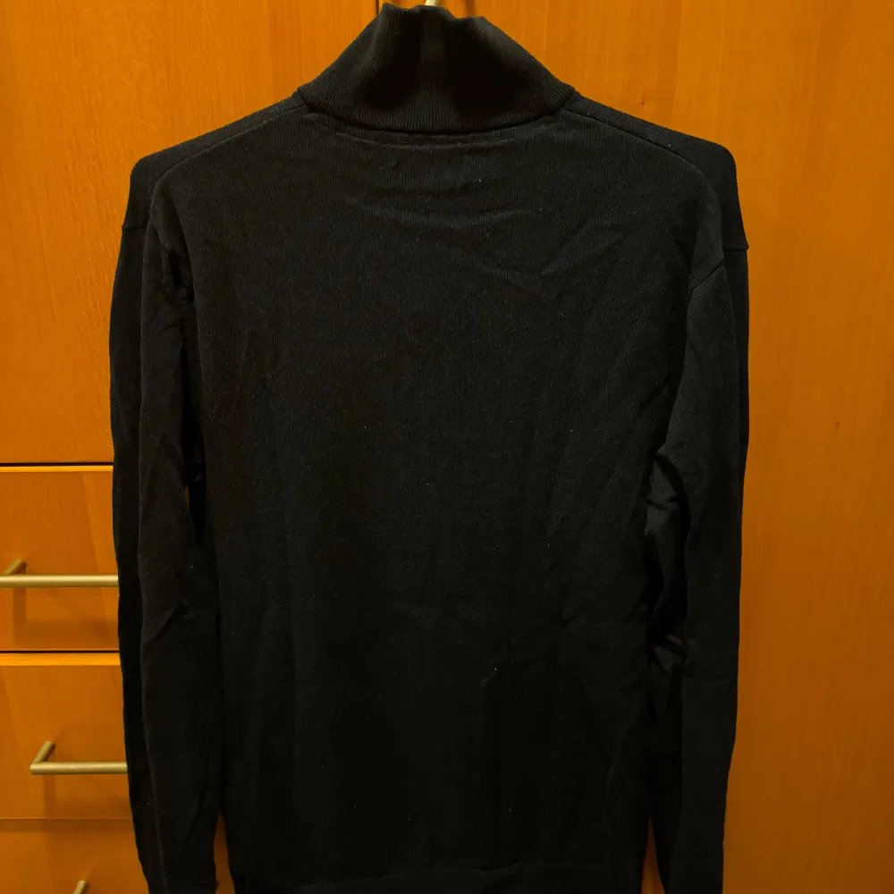 Hej! Säljer en halv-zip tröja från Jack and Jones i marinblå färg. Skicket är utmärkt och den är knappt använd. Storleken är M men är ganska liten i storlek. Säljer den eftersom den inte passar mig längre. Hör av er vid eventuella frågor!. Neuleet.