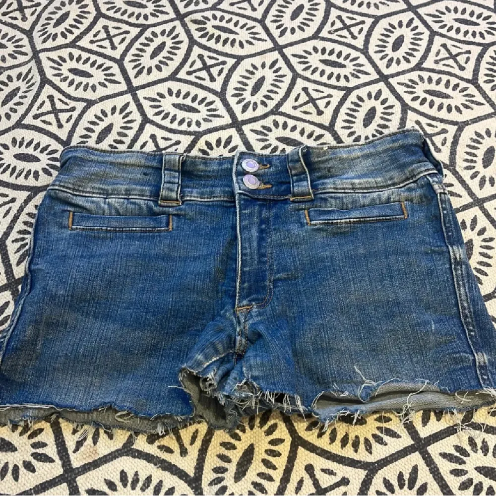 Fina jeans med fickor som jag klippte till shorts eftersom att de sprack! Köpt för 279 på Hm så tänker att jag säljer de för runt 100kr men skriv vid frågor och ja priset går alltid att diskuteras!💕💕. Shorts.