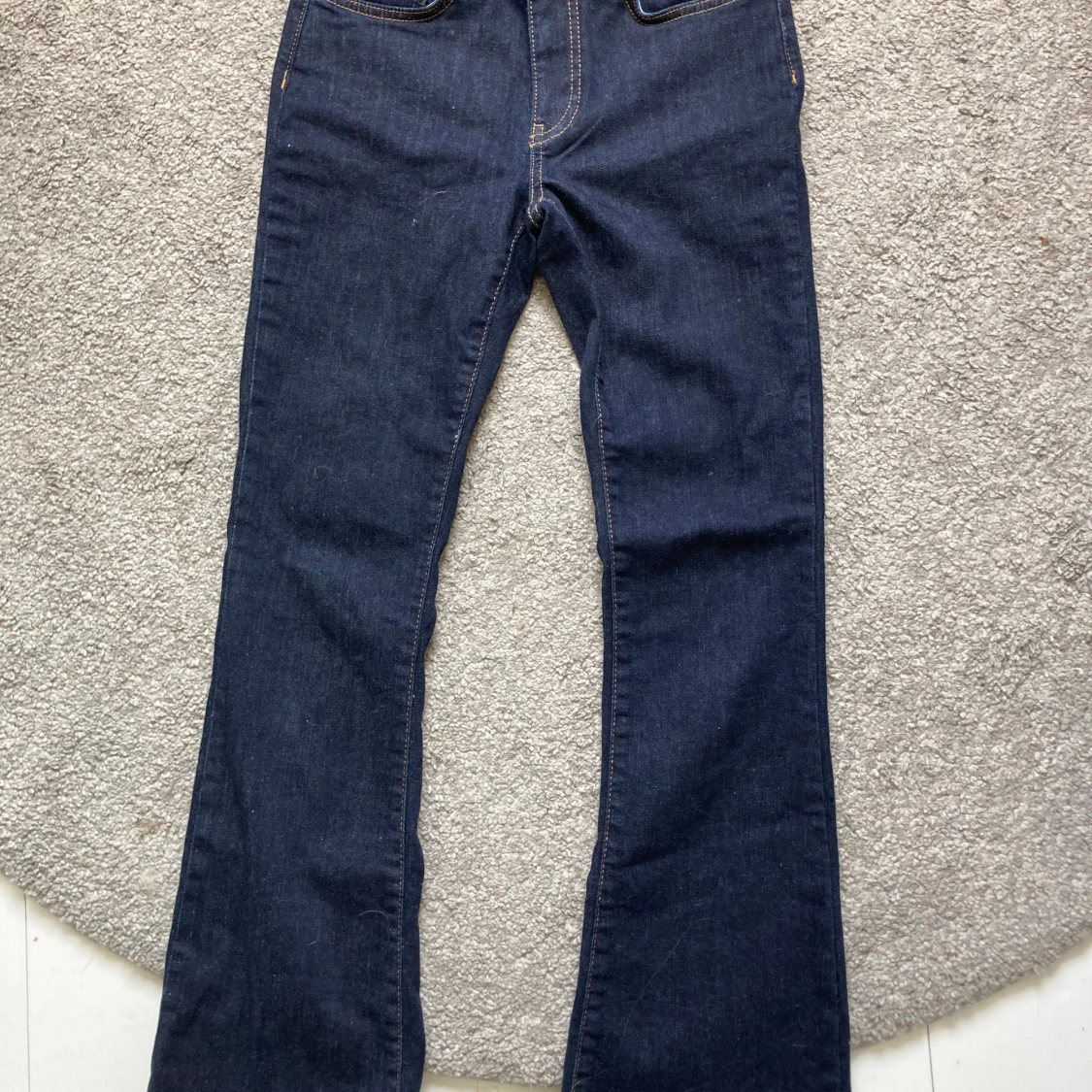 Mörkblå jeans med bootcut