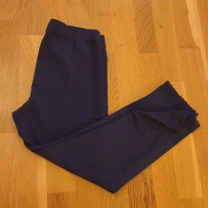 Mörkblå leggings från Lindex Kids - Säljer ett par mörkblå leggings från Lindex Kids. De är superbekväma och har en fin spetsdetalj vid bensluten. Nyskick. Köparen står för frakten 