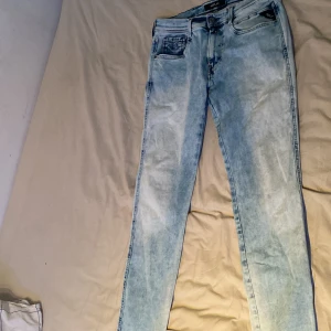 Replay jeans - Ett par riktigt snygga replay jeans som är mot det lite ljusare hållet, tveka inte på att höra av er, pris kan diskuteras💯💯