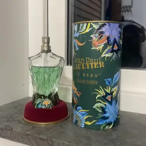 Säljer min Jean Paul Gaultier paradise garden. En otrolig god och fräsch doft som är perfekt för sommaren och hösten. Köpt ifrån kicks. Cirka 60-65 ml kvar. Hör av dig vid intresse!