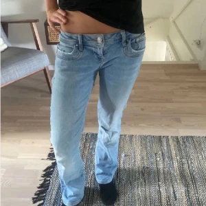 Ltb jeans - Snygga ljusblå jeansbyxor med låg midja och bootcut-stil. Perfekta för en avslappnad look. De har klassiska fem fickor och en knappgylf. Från ltb, slutsålda. Storlek 26x30. 