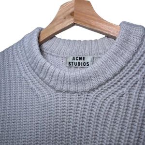 Beige Acne Studios Knit - Säljer en stilren créme vit/beige stickad tröja från Acne Studios. Kollektion: AW2013. Tröjan har en klassisk rund hals och långa ärmar med ribbade muddar. Storlek M, sitter true to size. Otroligt skön och väldigt bra skick. Ändå anmärkningsvärda är att den är nopprig men det är inga konstigheter att ta bort.