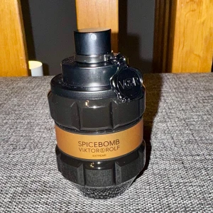 Spicebomb Extreme från Viktor&Rolf - Spicebomb Extreme är en intensiv och kryddig herrparfym från Viktor&Rolf. Flaskan har en unik design som liknar en granat, med en svart och brun färgpalett. Doften har noter av vanilj, tobak, sötma, varm krydda, kanel och pudrighet. Endast testad. Lådan medföljer ej.