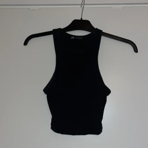 Svart ribbad linnetopp från Zara - Svart ribbat linne från Zara. 💘