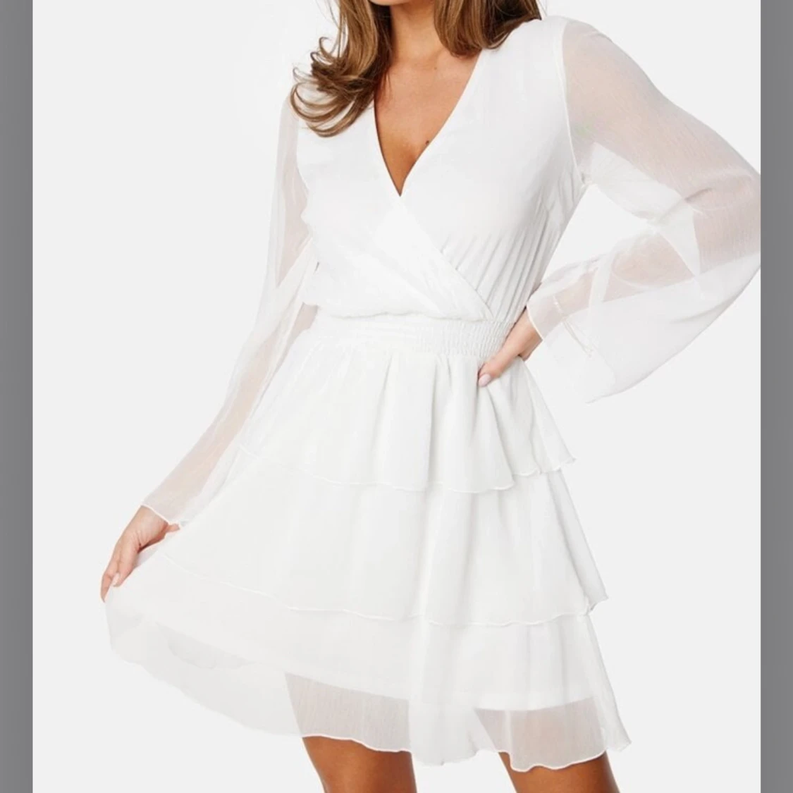 Vit studentklänning med volanger