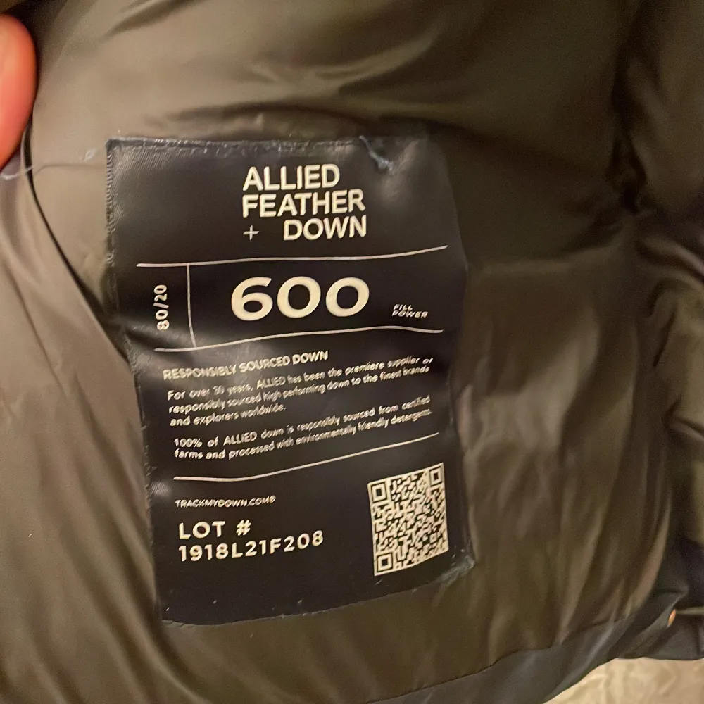 Säljer en snygg svart och blå tjock dunjacka från Sail Racing. Jackan har en hög krage och dragkedja framtill. Den är vadderad med Allied Feather + Down för extra värme. Perfekt för kyliga dagar!. Takit.