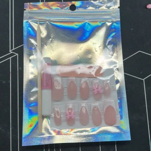 fransk manikyr press on naglar med lim fil och nagelbands pusher - Set med rosa lösnaglar i olika storlekar, dekorerade med små rosetter. Inkluderar en cuticle pusher och en liten tub lim. Perfekt för en söt och elegant look.