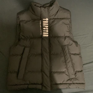 Trapstar väst - Säljer min trapstar väst då den inte kommit till användning 