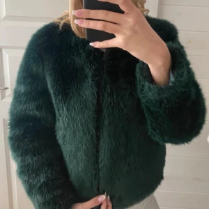 Mörkgrön pälsjacka - Säljer en snygg mörkgrön pälsjacka, säljer då jag ej använder den. XS men sitter som en S