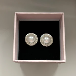 Silver örhängen  - Gulliga pärl örhängen med lite diamanter på! Aldrig använda 💓💓