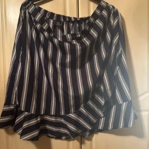 Randig kjol från Seaside - Snygg randig kjol från Seaside i marinblått och vitt. Kjolen har en avslappnad passform med elastisk midja för extra komfort. Perfekt för en stilren look med en touch av maritim känsla.