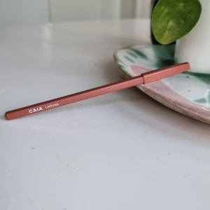 Läpppenna Laguna från CAIA - CAIA Laguna Lip Liner. Beige/rosa med neutral underton.  Endast testad. Vässad efteråt. Nypris 145kr.