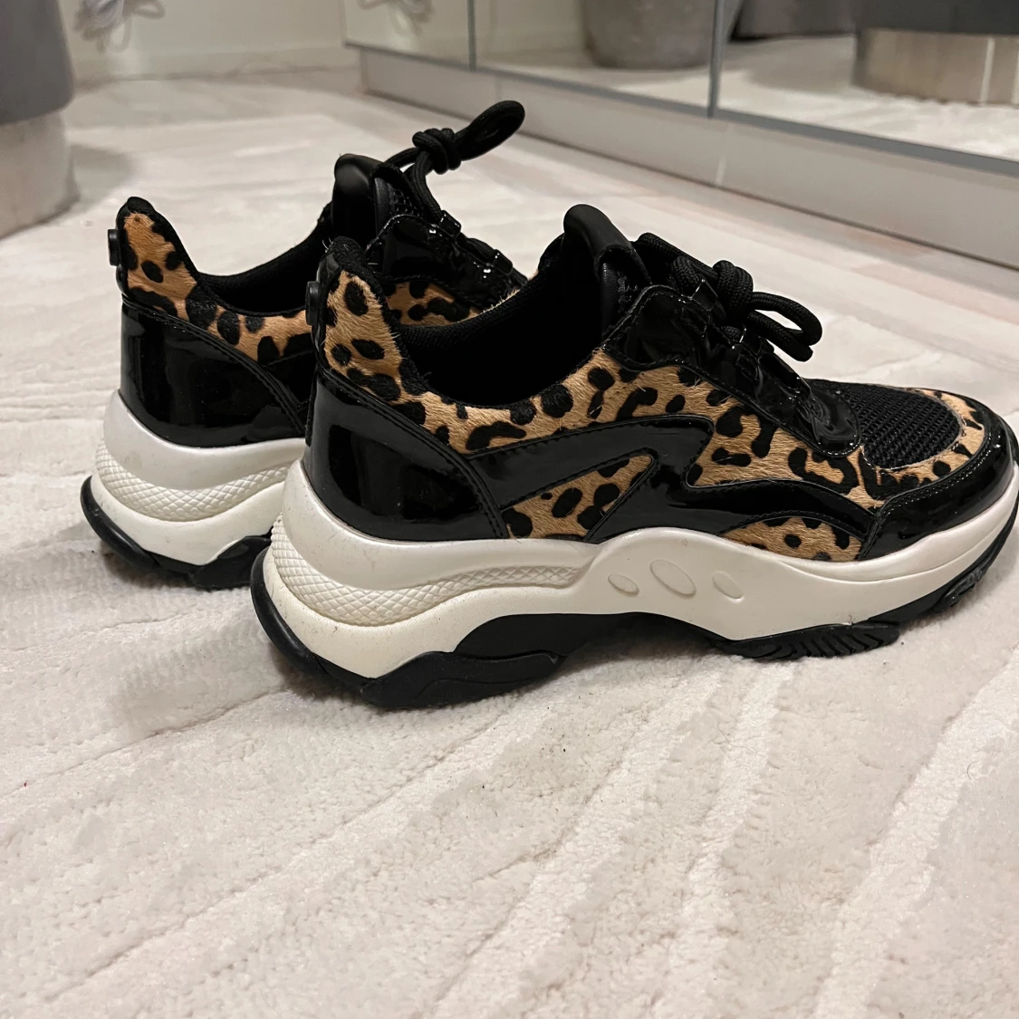 Leopardmönstrade sneakers från STHLM DG - 1