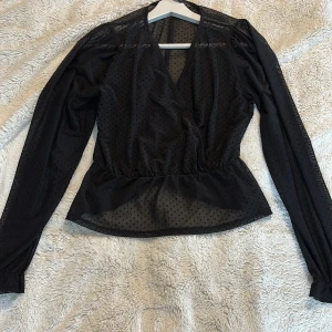 Svart blus - En fin svart blus som knappt är använd från only. Tunt material med små prickar på. Storlek s