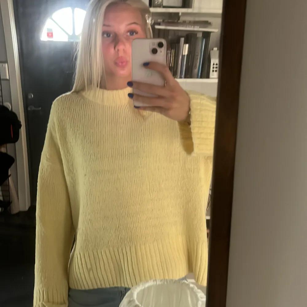 Säljer en mysig gul stickad tröja med långa ärmar och ribbade detaljer vid ärmslut och nederkant, Perfekt inför våren. Har lite knottror men inget man tänker på! 💛. Neuleet.