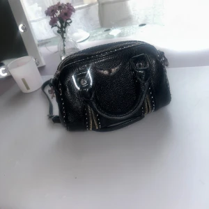 Zadig och Voltaire nano väska i mindre storlek - säljer nu min jätte snygga zadig väska då den inte kommer till användning längre. är super fin och passar med allt. får plats med mer än vad man tro. går alltid att skriva privat om du har någon fråga💕💕