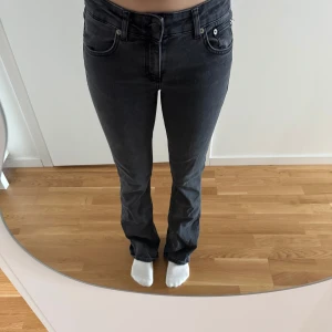 Mörkgrå jeans - Snygga mörkgråa jeans med en klassisk design. De har en normal passform och är midwaist, vilket ger en bekväm känsla. Perfekta för en stilren look.