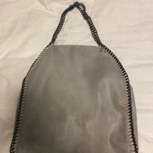 Stella McCartney liknande  - Suuuuperfin stor väska som rymmer mycket! Tyvärr är den lite sönder (bild 3&4), men det är inget som har stört mig💕 