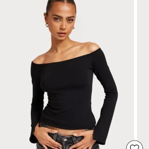Svart offshoulder topp - Snygg svart offshoulder topp med långa ärmar. Perfekt för en stilren look. Tillverkad i ett mjukt och stretchigt material som ger en bekväm passform. Helt oanvänd bara testad🥰