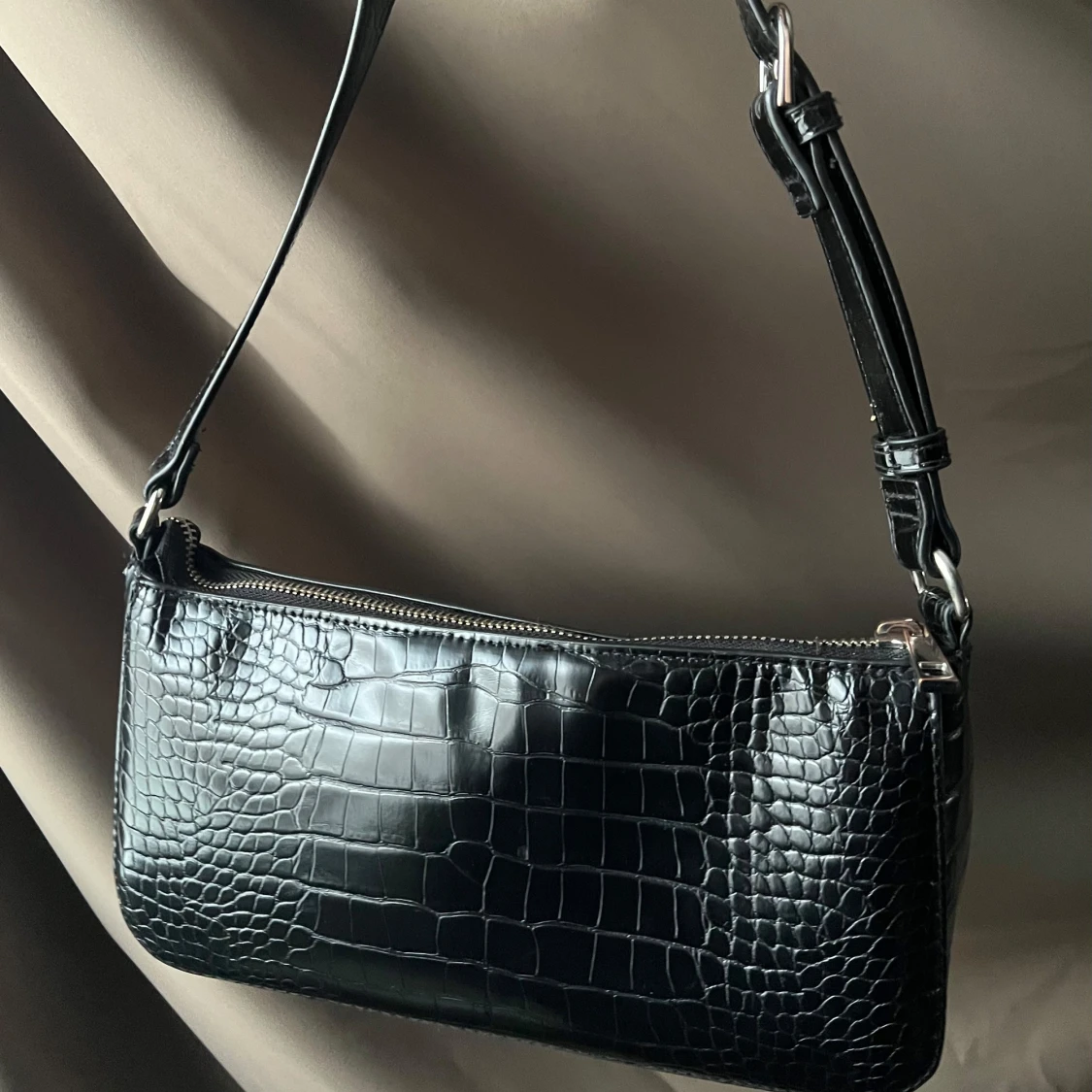 Svart axelväska i krokodilmönster