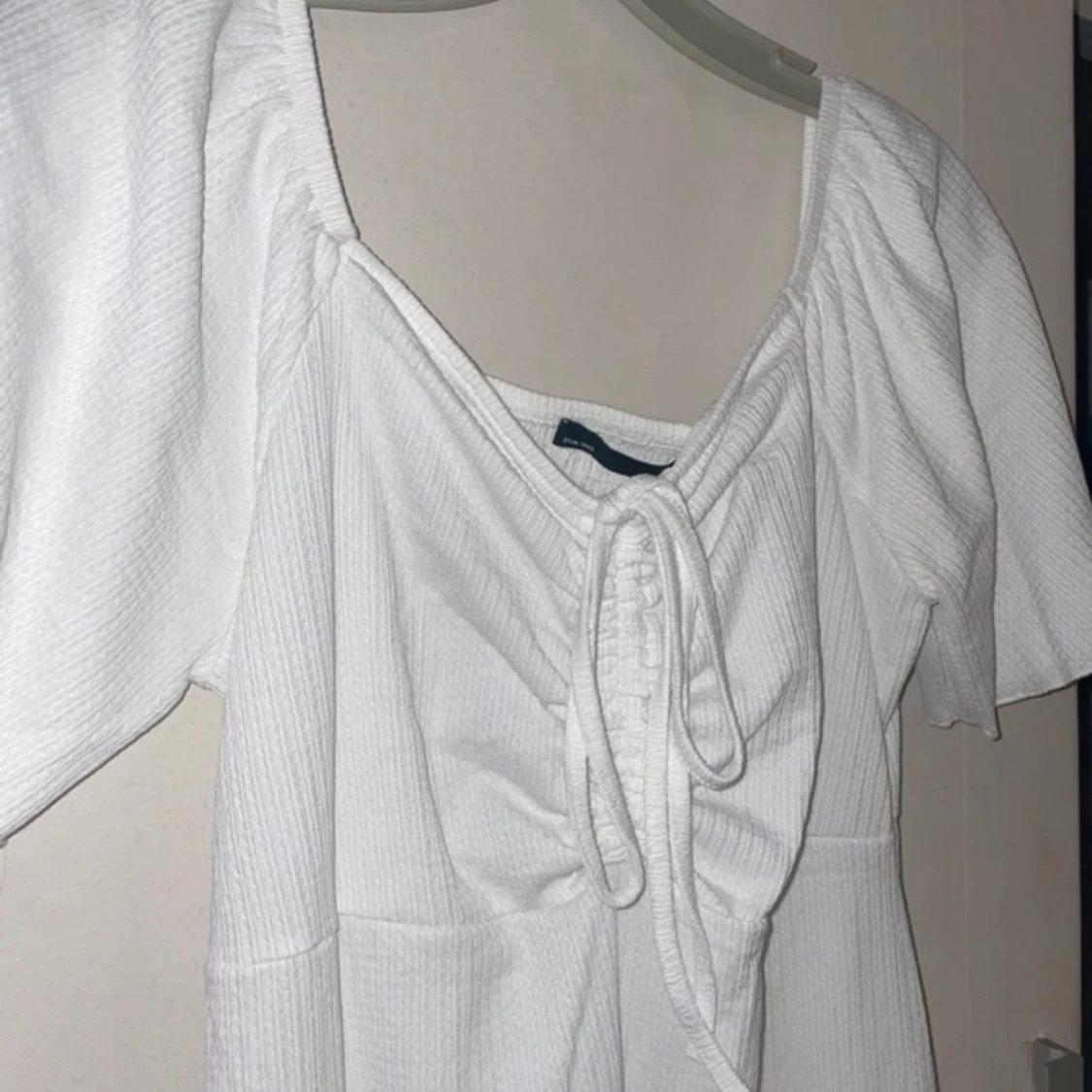 Vit klänning med knytning - 2