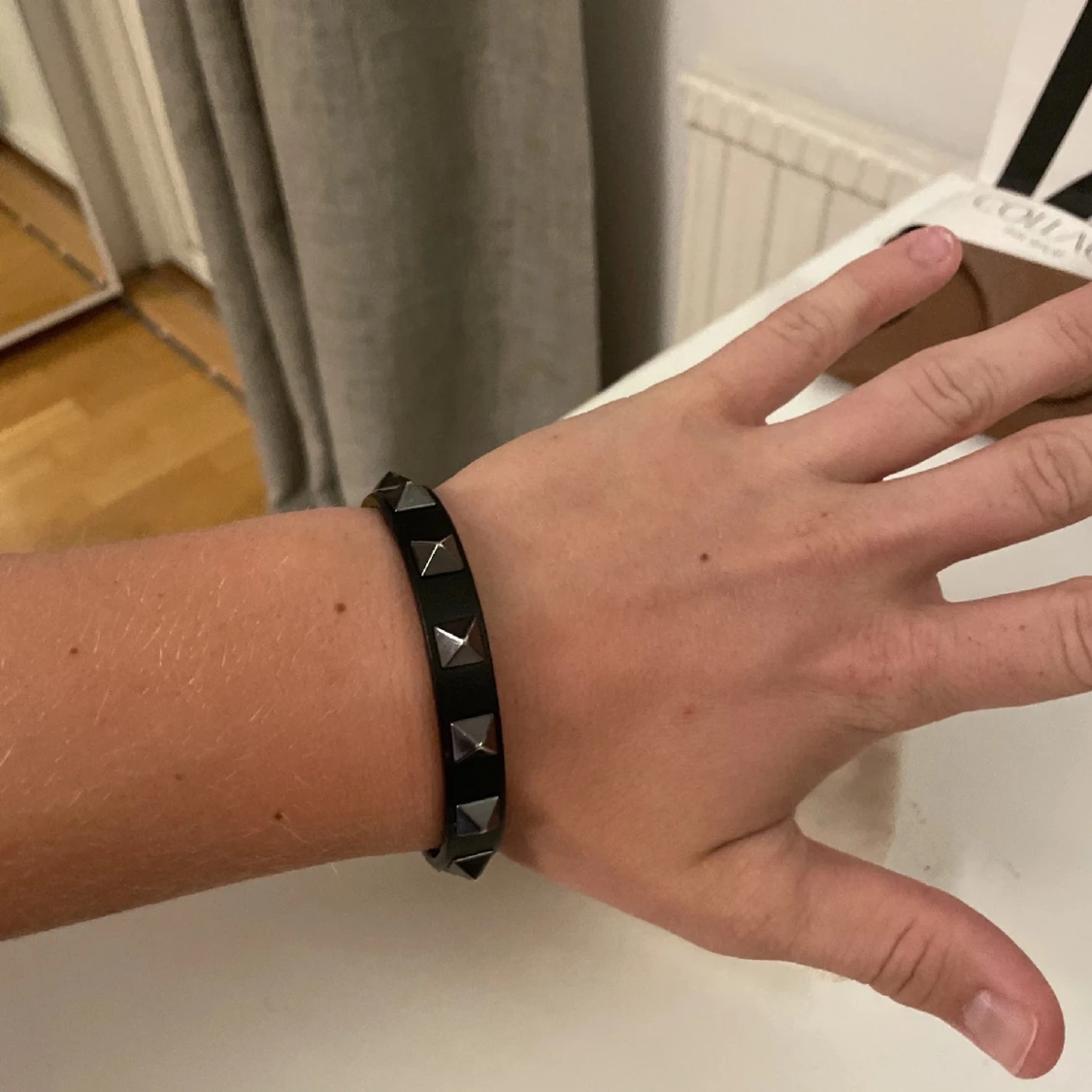Svart armband med nitar från Valentino - 1