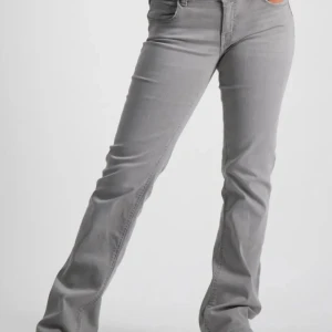 Grå bootcut jeans - Snygga grå bootcut jeans🔥dem är i jätte bra sick💓 