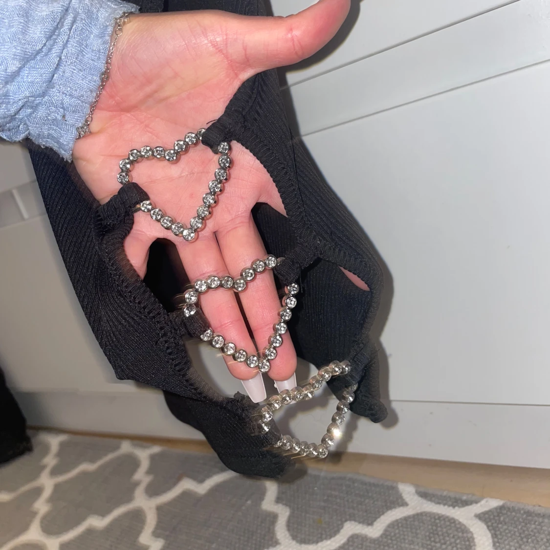 Svart ribbad topp med kedjedetaljer - 3