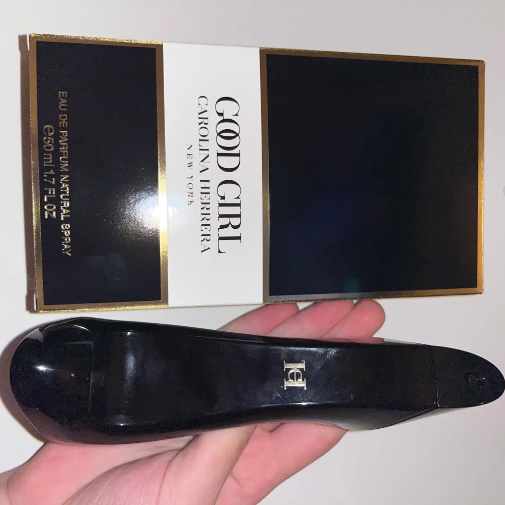 Säljer denna då den ej kommer till användning eftersom det inte är min typ av doft! Köptes för ca 1,1k och den är helt oanvänd. 50 ML.💞. Perfume.