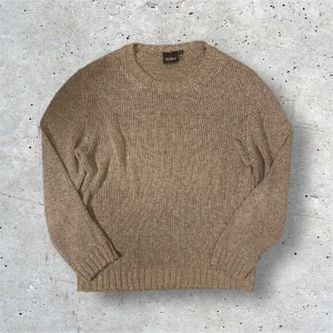 Oscar Jacobsson tröja - Grå/Beige tröja från Oscar Jacobsson i stl XL. Tröjan är i mycket bra skick och har inga defekter! Skriv till mig vid frågor, pris är förhandlingsbart 🤝