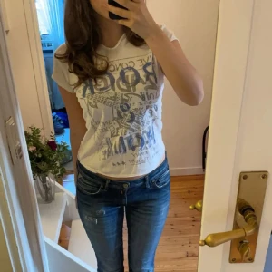 Vit t-tröjä från Zadig & Voltaire - Fin vit t-shirt från Zadig & Voltaire med tryck i blått och grått. 