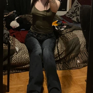 Mörkblå jeans från Miracle of Denim - Snygga mörkblå jeans från Miracle of Denim med dekorativa sömmar och en unik knappdetalj på bakfickan. 