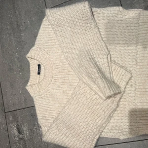 Vit stickad tröja  - Vit stickad tröja, jätte bra till våren och mysig och i jätte bra skick. 