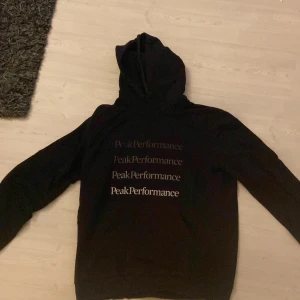 Svart hoodie från Peak Performance - Säljer min svarta peak hoddie som är i bra skick.
