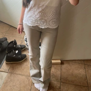 Lågmidjade jeans - Superfina lågmidjade jeans från h&m! Lite beige blå färg