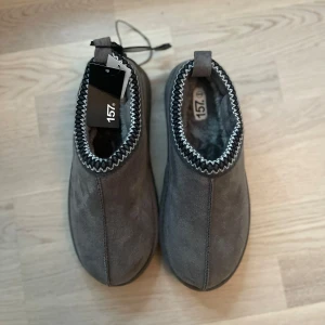 Skor från lager157 - Säljer ett par grå mocka boots från lager 157. Supersköna och varma! De är nya och helt oanvända. Slutaålda💞