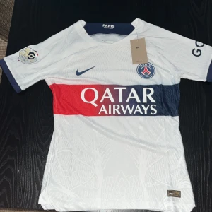 PSG Tröja  - Snygg vit PSG fotbollströja från Nike med Mbappé 7 på ryggen. Den är helt ny och aldrig använd, köpt från Nike. Nypris: 1299kr. Mitt pris:500kr. 