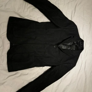 Svart kavaj från H&M - Svart kavaj med en knappslå och två fickor fram. Kavajen har en klassisk passform och är perfekt för både vardag och fest.  Strl: 48 Skick: mycket bra skick Ord. Pris: 499 Säljes då den blivit liten på mig  Din stil: spara inlägget så du inte missar denna kappa Inte din stil: Kolla min profil. Du kommer hitta något för alla kön och åldrar.